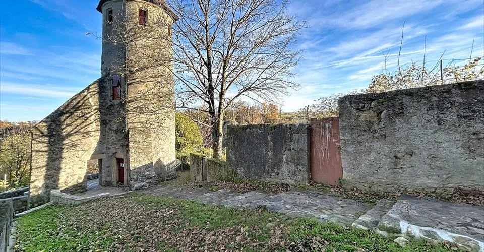 Immeuble de 3 niveaux plus combles avec de très beaux jardins.