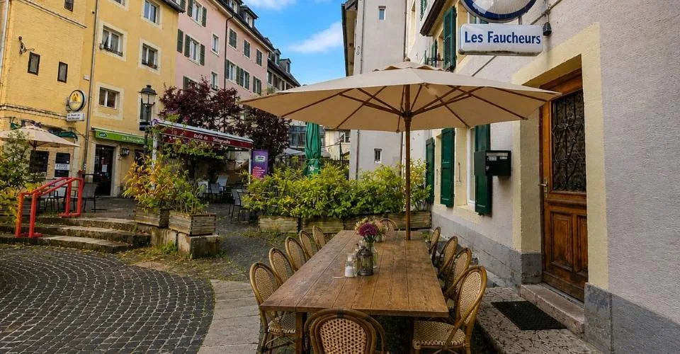 Maison idéalement située au centre-ville, abritant un restaurant connu sous l'enseigne « Le Faucheur »
