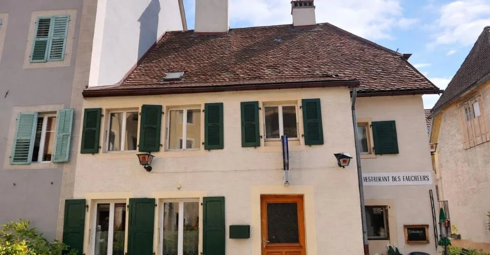 Maison idéalement située au centre-ville, abritant un restaurant connu sous l'enseigne « Le Faucheur »