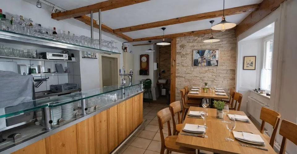 Maison idéalement située au centre-ville, abritant un restaurant connu sous l'enseigne « Le Faucheur »