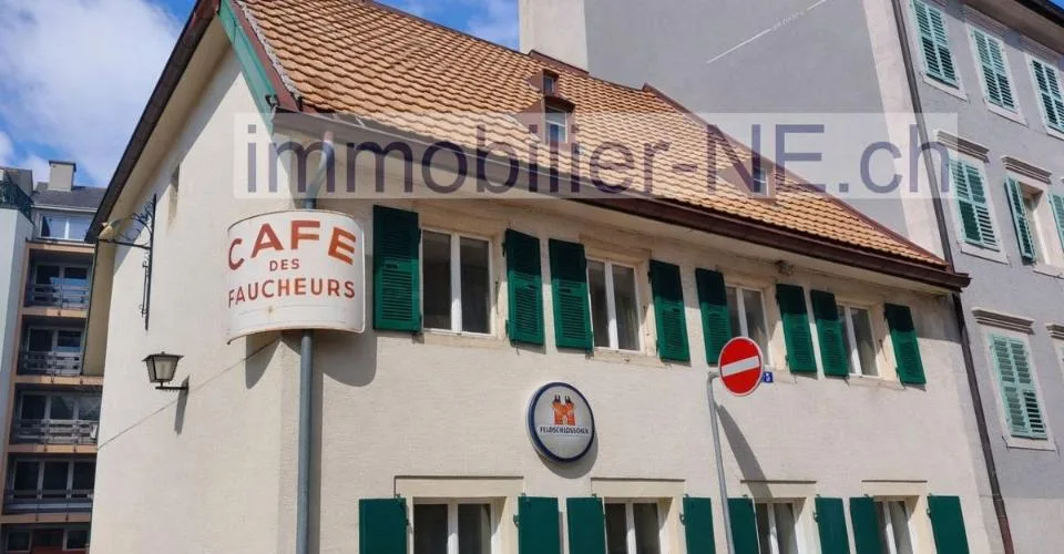 Maison idéalement située au centre-ville, abritant un restaurant connu sous l'enseigne « Le Faucheur »