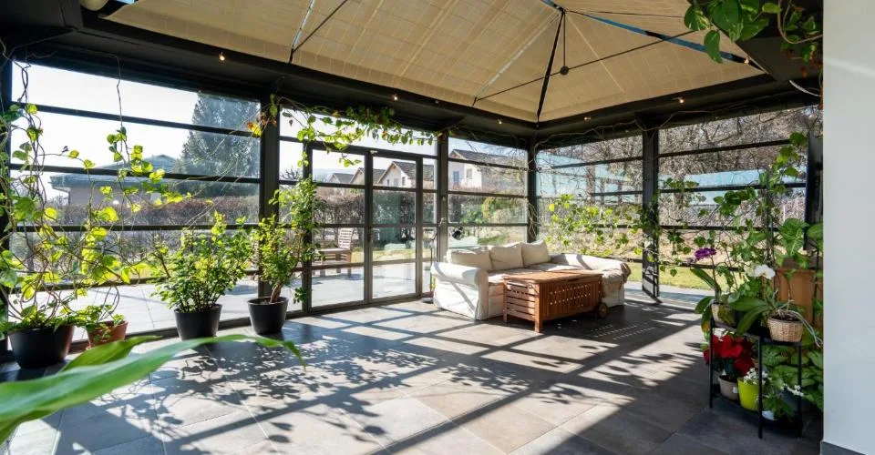 Propriété d'exception avec deux habitations et vaste jardin dans un cadre privilégié