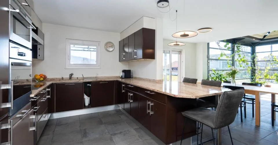Propriété d'exception avec deux habitations et vaste jardin dans un cadre privilégié