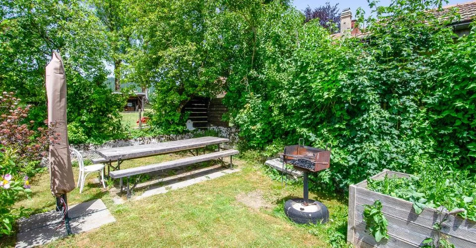 Maison indépendante avec immeuble locatif et divers annexes