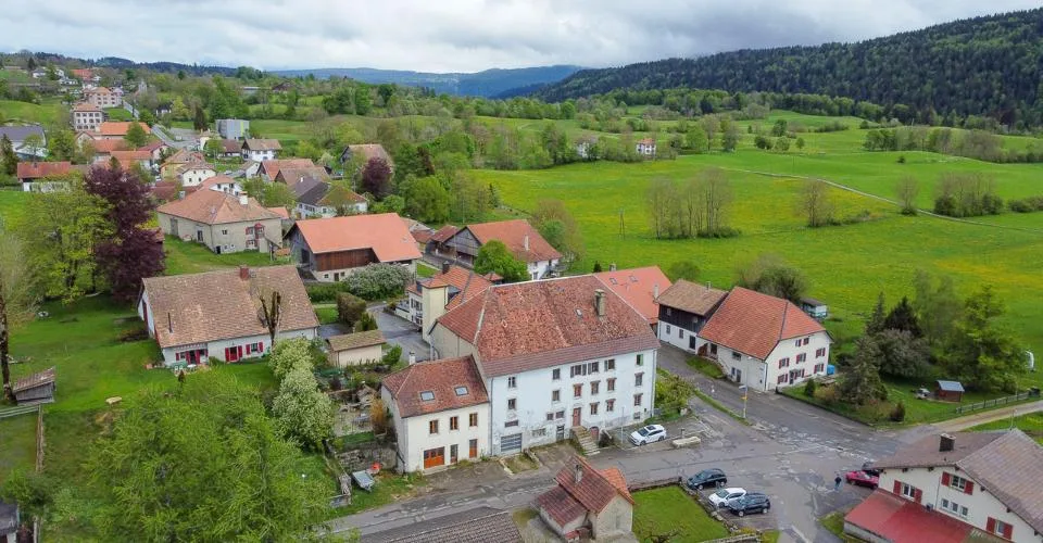 Maison indépendante avec immeuble locatif et divers annexes
