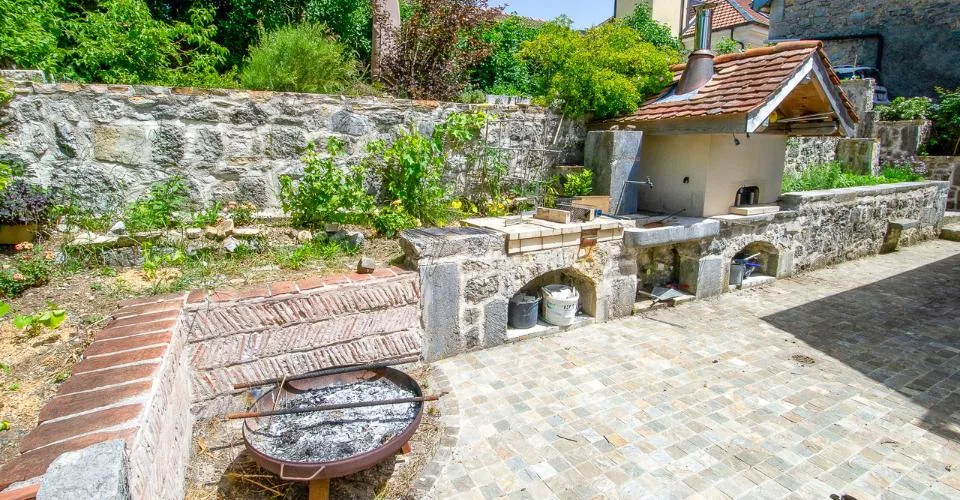 Maison indépendante avec immeuble locatif et divers annexes