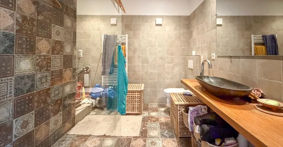 Maison indépendante avec immeuble locatif et divers annexes