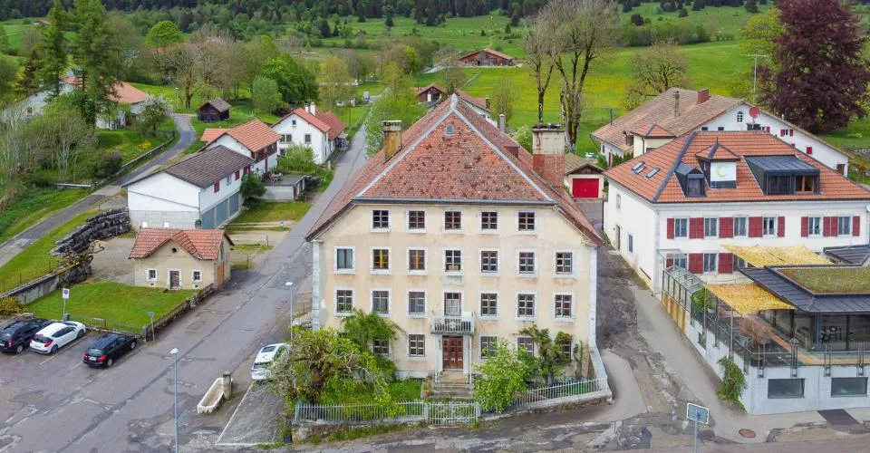 Maison indépendante avec immeuble locatif et divers annexes