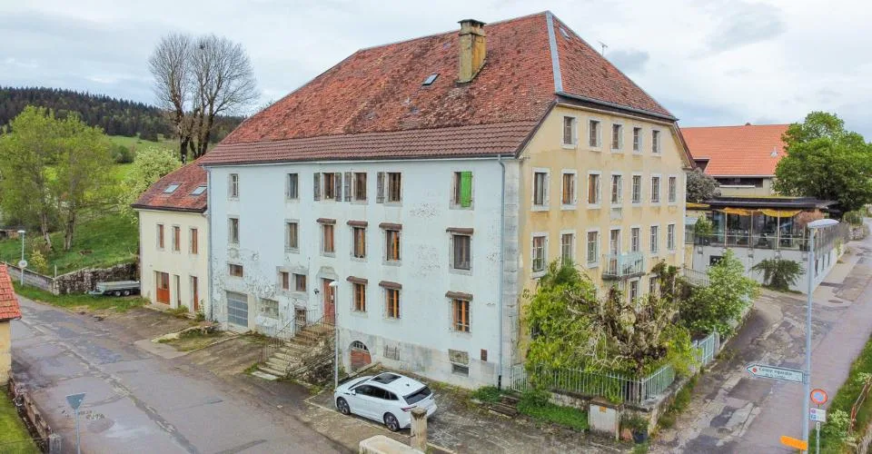 Maison indépendante avec immeuble locatif et divers annexes