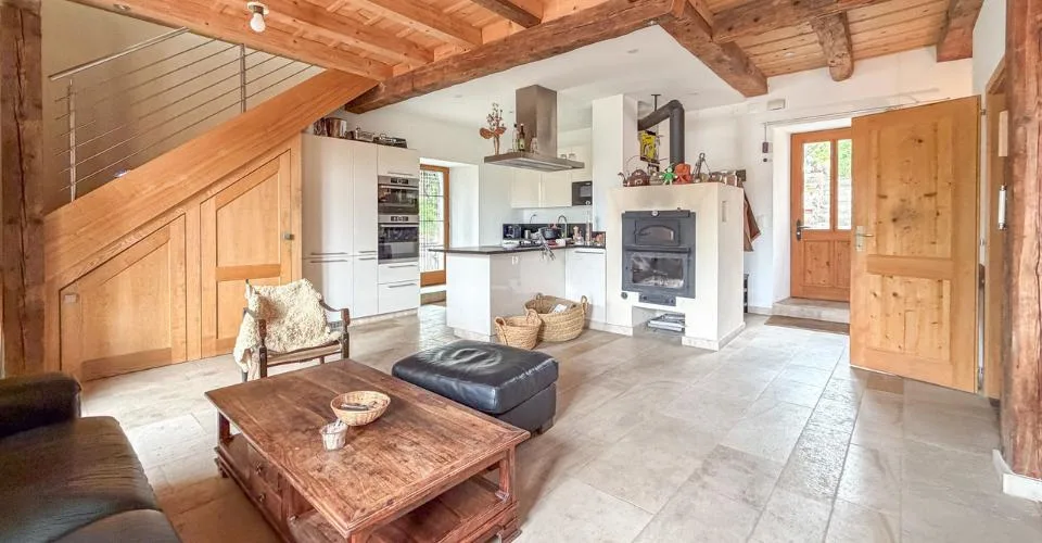Maison indépendante avec immeuble locatif et divers annexes