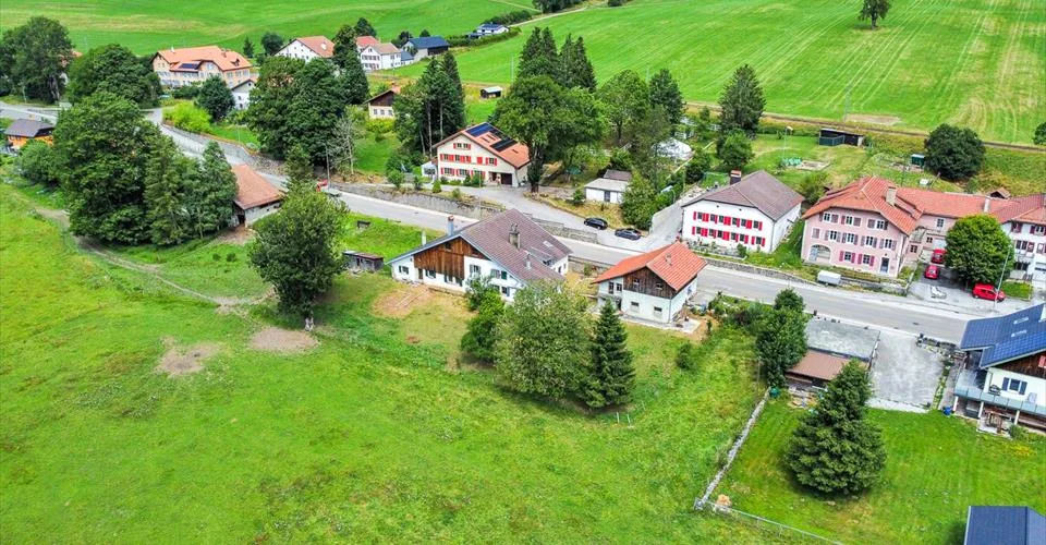 Ferme neuchâteloise à rénover avec grange et maison attenante