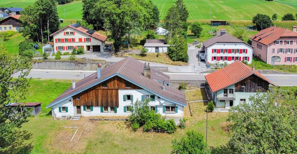 Ferme neuchâteloise à rénover avec grange et maison attenante
