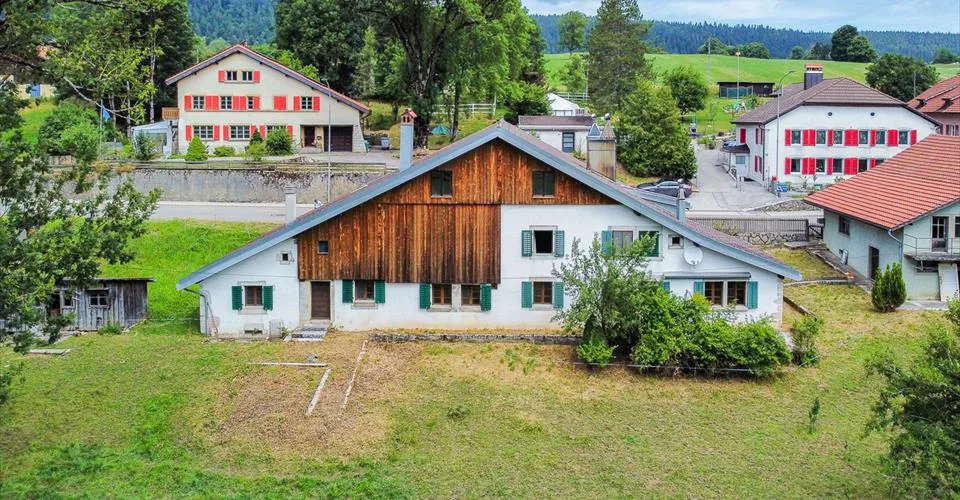 Ferme neuchâteloise à rénover avec grange et maison attenante