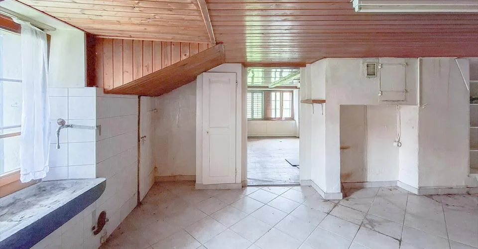 Ferme neuchâteloise à rénover avec grange et maison attenante