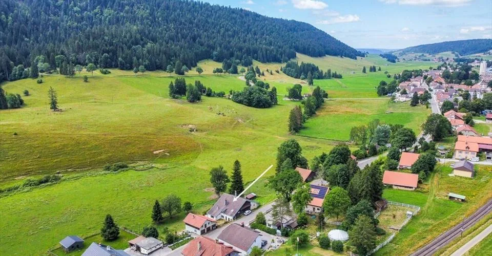 Ferme neuchâteloise à rénover avec grange et maison attenante