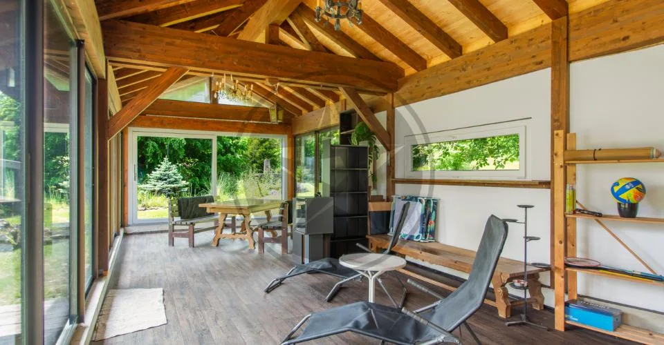 Ferme mitoyenne rénovée avec logements, grange et terrain à bâtir