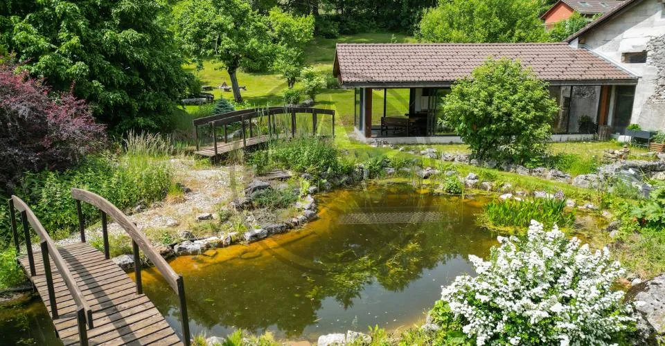 Ferme mitoyenne rénovée avec logements, grange et terrain à bâtir