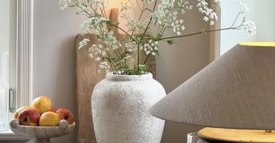 Elégance et lumière au coeur d'un écrin de verdure.
