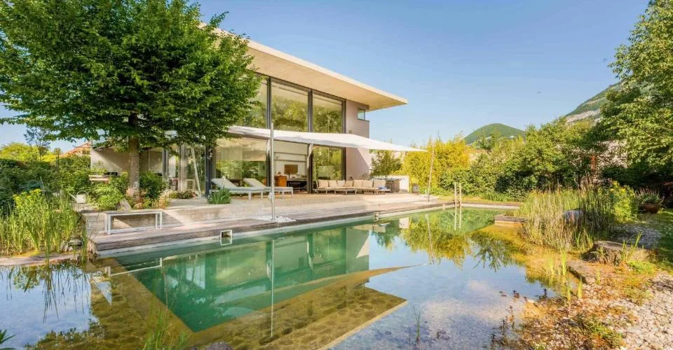 Exclusivité : Maison contemporaine avec piscine naturelle