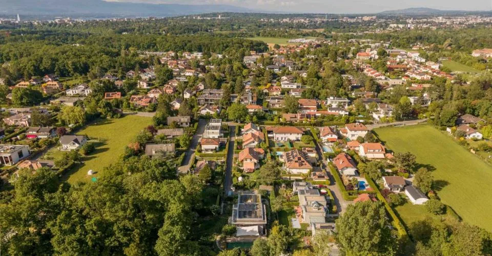 Exclusivité : Maison contemporaine avec piscine naturelle
