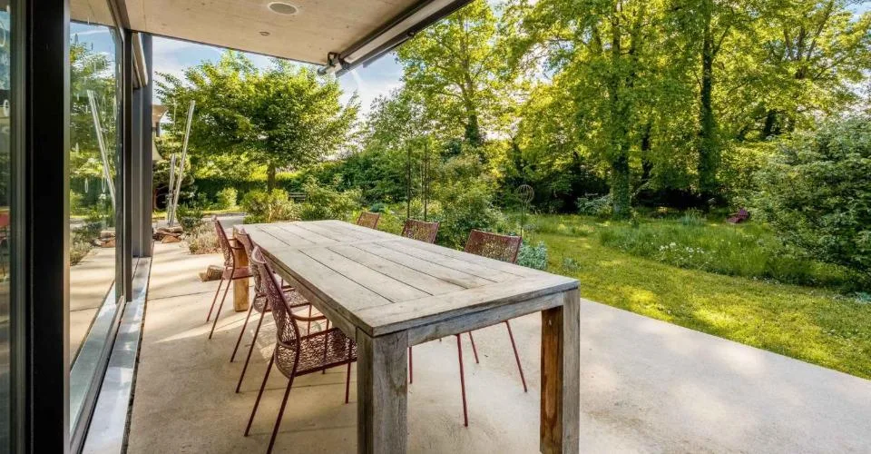 Exclusivité : Maison contemporaine avec piscine naturelle
