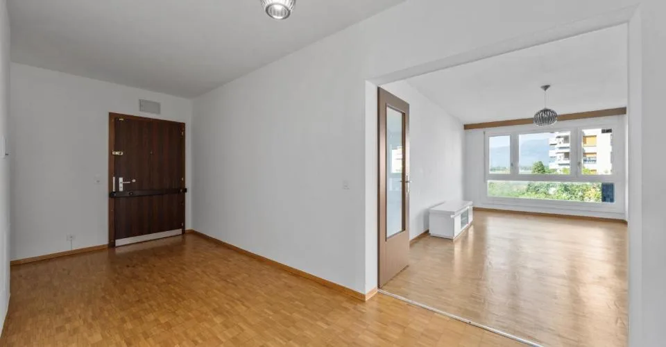 Spacieux appartement de 6 pièces avec une vue panoramique sur le Jura – Foto 2 von 13