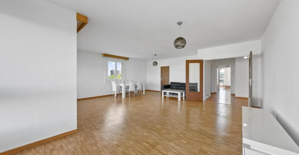 Spacieux appartement de 6 pièces avec une vue panoramique sur le Jura – Foto 4 von 13