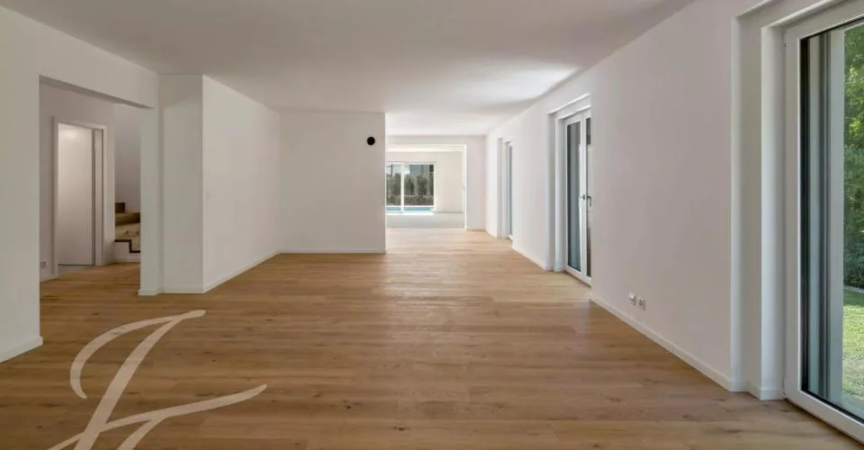 A quelques pas des rives du lac : Villa rénovée avec piscine