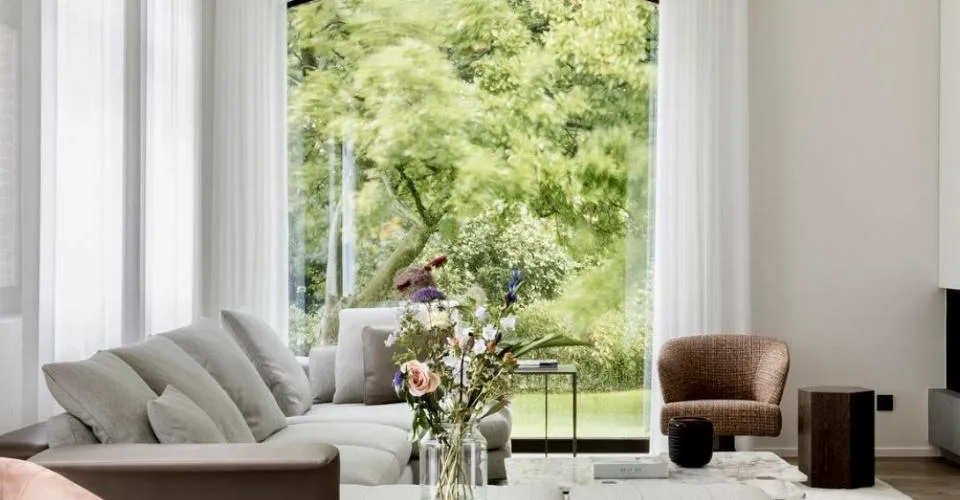 Villa prestigieuse surplombant le lac.