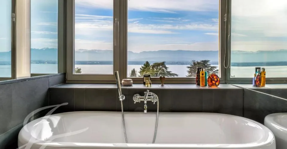 EXCLUSIVITÉ - Belle maison de village avec vue panoramique sur le lac