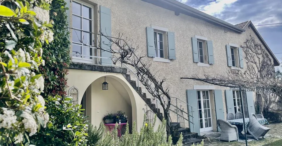 Superbe villa de charme avec dépendance