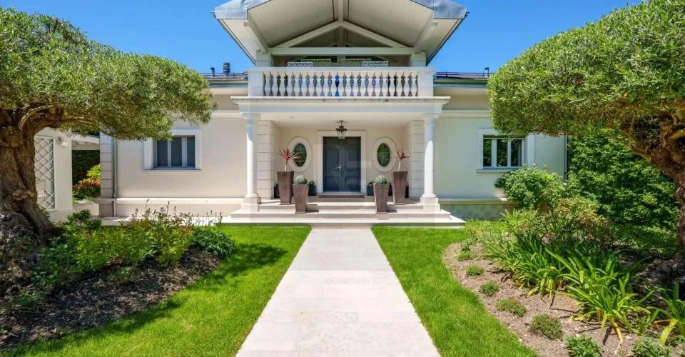 Magnifique villa rénovée à Cologny