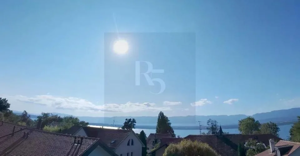 Magnifique attique avec vue sur le lac et Jura