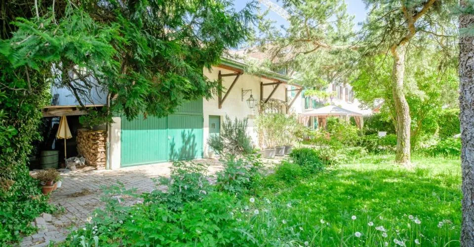 Maison de village de caractère avec jardin arborisé