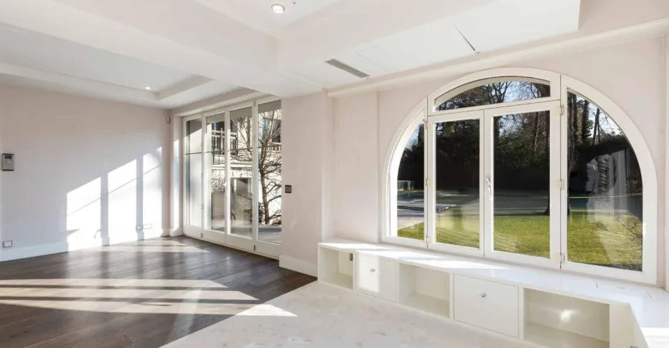 Propriété d'exception avec piscine intérieure