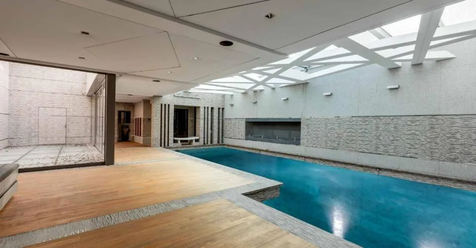 Propriété d'exception avec piscine intérieure