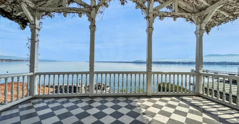 Co-Exclusivité: Maison de charme pieds dans l'eau, avec port privé