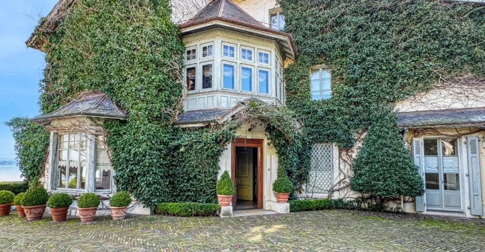 Co-Exclusivité: Maison de charme pieds dans l'eau, avec port privé