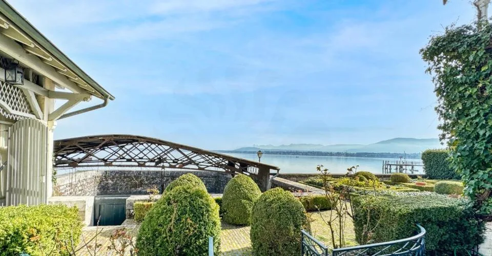 Co-Exclusivité: Maison de charme pieds dans l'eau, avec port privé