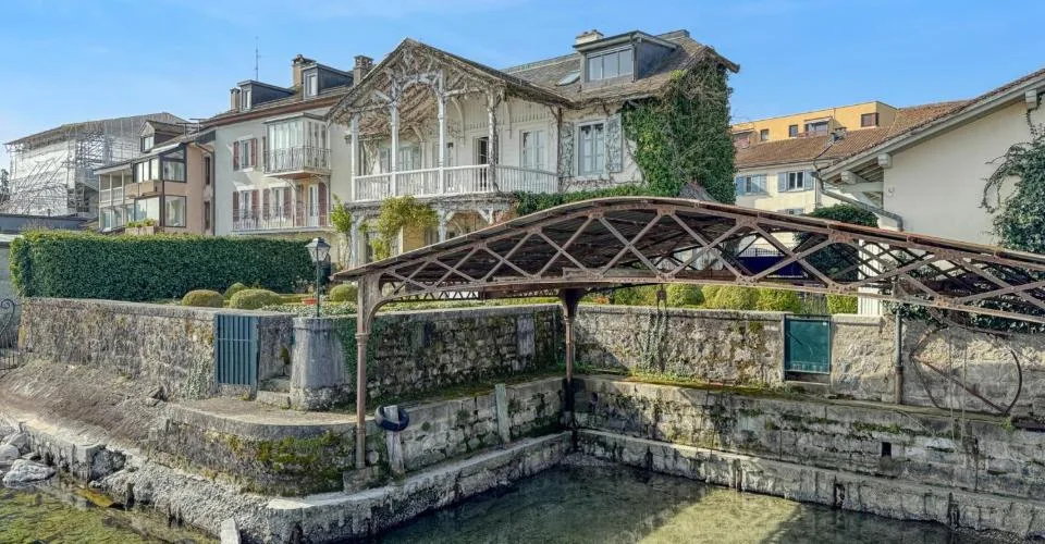 Co-Exclusivité: Maison de charme pieds dans l'eau, avec port privé