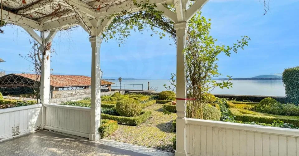 Co-Exclusivité: Maison de charme pieds dans l'eau, avec port privé