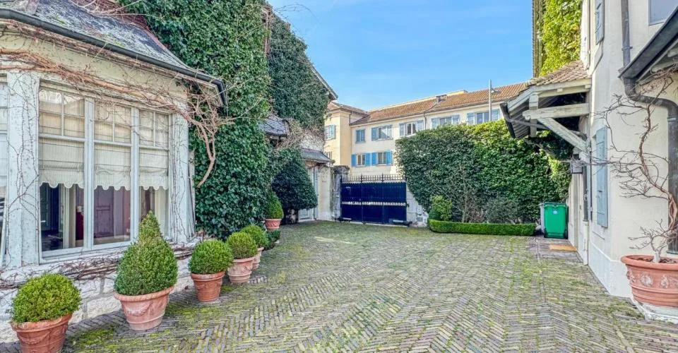 Co-Exclusivité: Maison de charme pieds dans l'eau, avec port privé