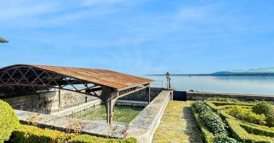 Co-Exclusivité: Maison de charme pieds dans l'eau, avec port privé