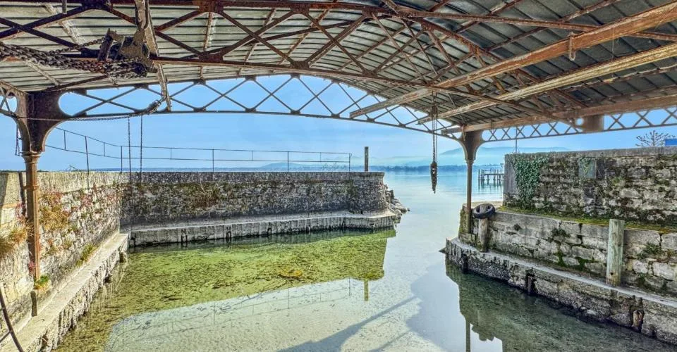 Co-Exclusivité: Maison de charme pieds dans l'eau, avec port privé