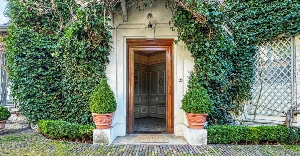 Co-Exclusivité: Maison de charme pieds dans l'eau, avec port privé