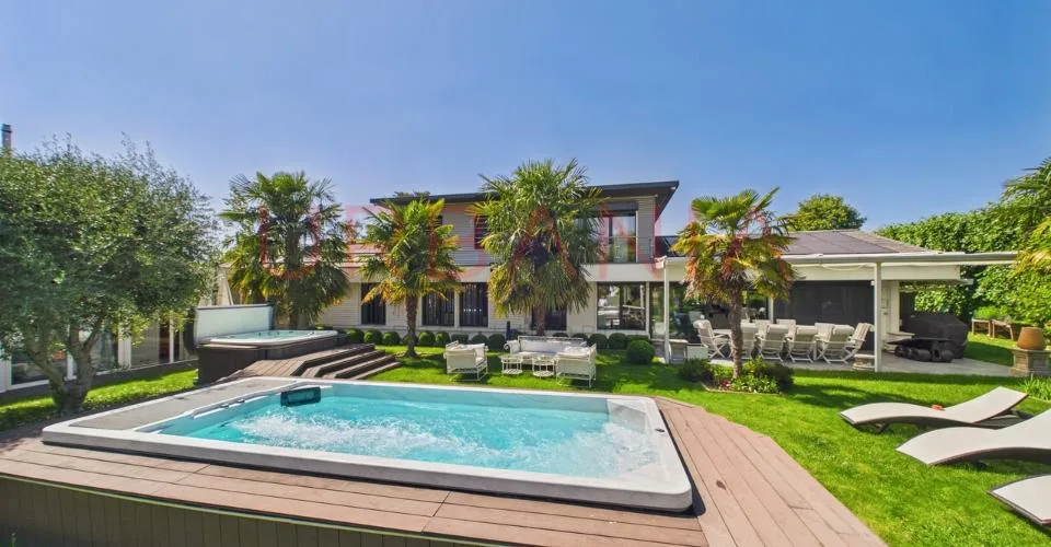 Villa familiale rénovée avec piscine et grand terrain