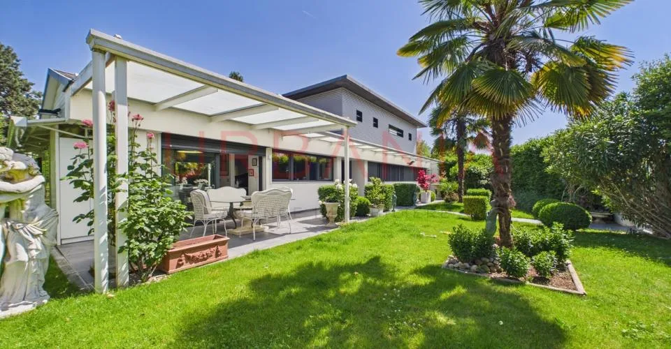 Villa familiale rénovée avec piscine et grand terrain