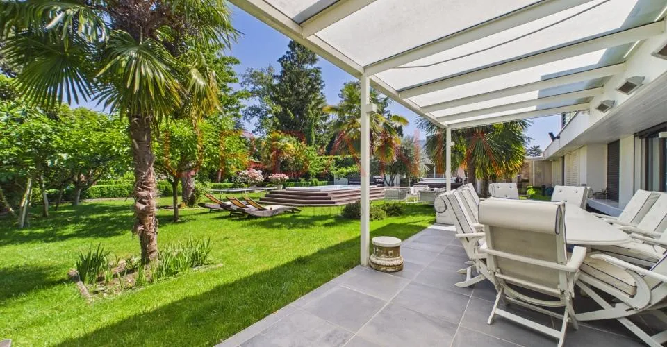 Villa familiale rénovée avec piscine et grand terrain