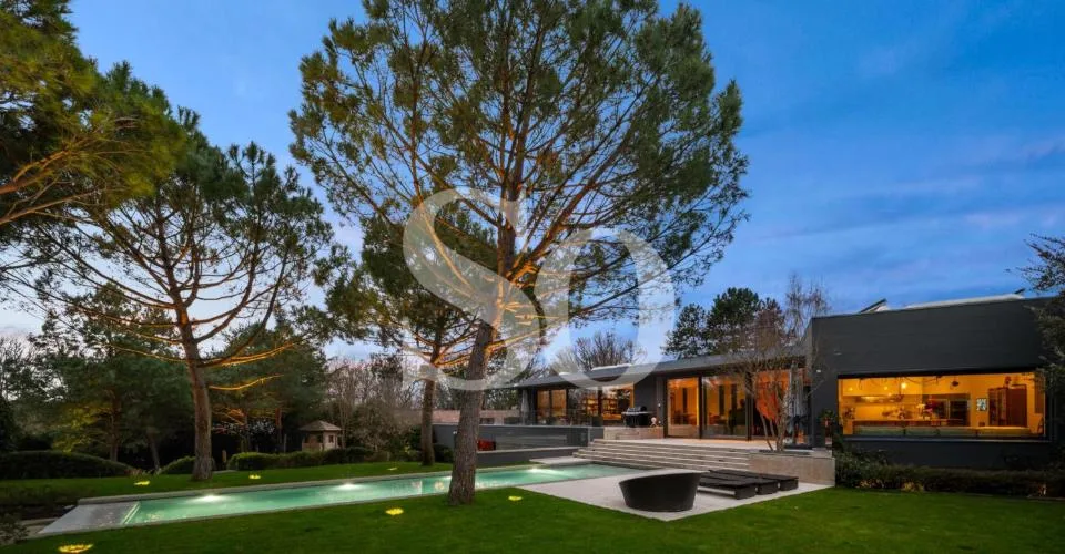 Propriété Contemporaine d'Exception avec Piscine Intérieure et Extérieure