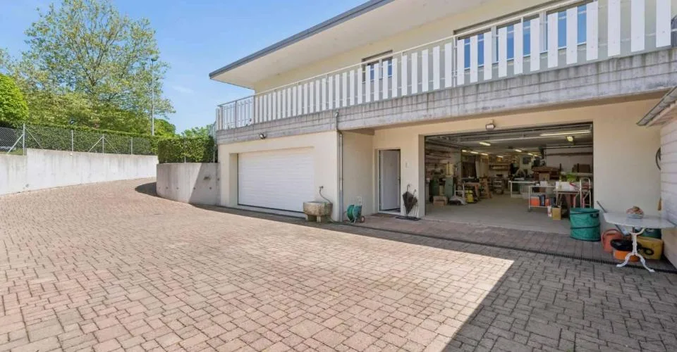 En exclusivité ! Immeuble mixte divisé en deux logements de plain-pied